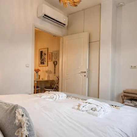 Youga Nest Apartament Vívlos